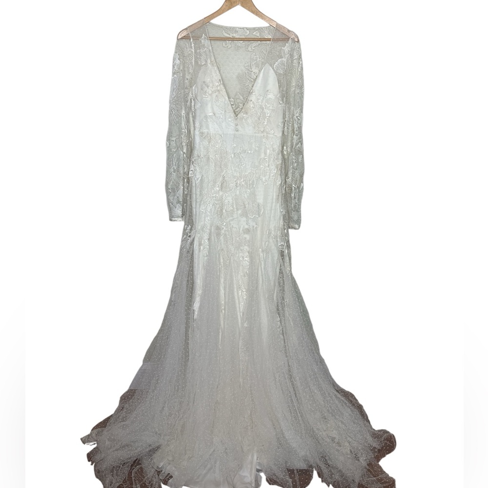Alexandra Grecco Felix
White Lace Wedding Dress - Picture 3 of 9